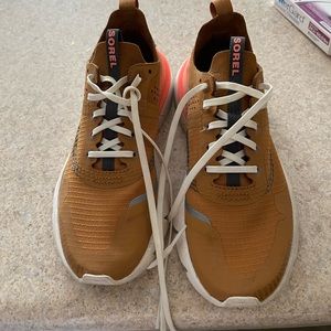 Sorel kinetic rip stop sneaker, size 6
